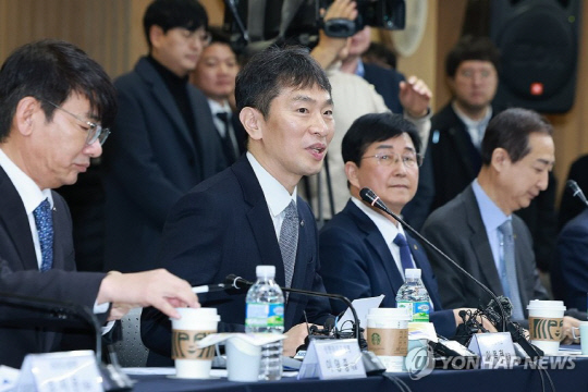 이복현 금융감독원장이 27일 서울 종로구 생명보험교육문화센터에서 열린 보험회사 최고경영자(CEO) 간담회에서 발언하고 있다. [사진=연합뉴스]